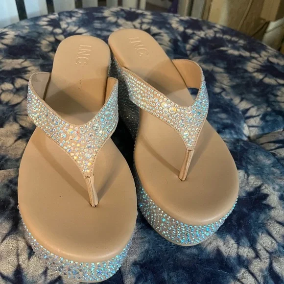 Inc sparkle lifted  flip flops - Picture 4 of 5